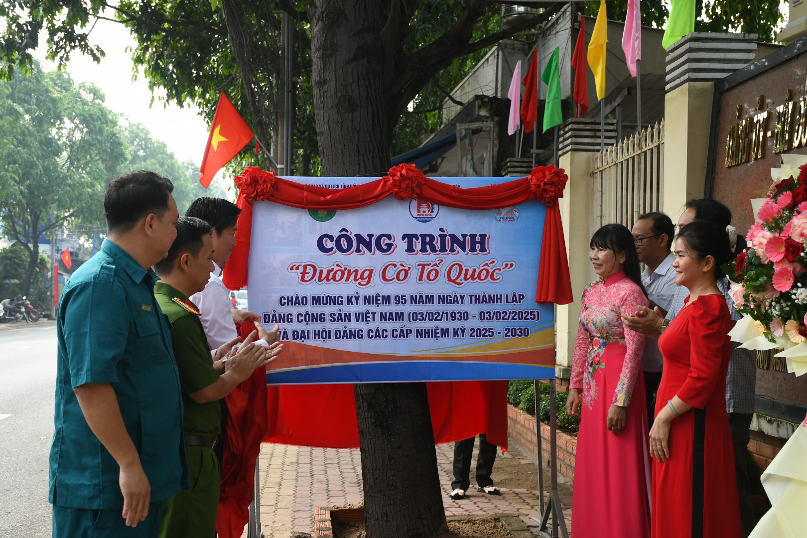 Kh&aacute;nh th&agrave;nh "Đường cờ Tổ quốc", trao học bổng cho học sinh ngh&egrave;o tại Đồng Nai- Ảnh 11.