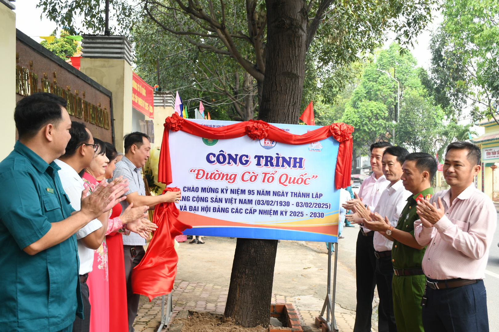 Kh&aacute;nh th&agrave;nh "Đường cờ Tổ quốc", trao học bổng cho học sinh ngh&egrave;o tại Đồng Nai- Ảnh 2.