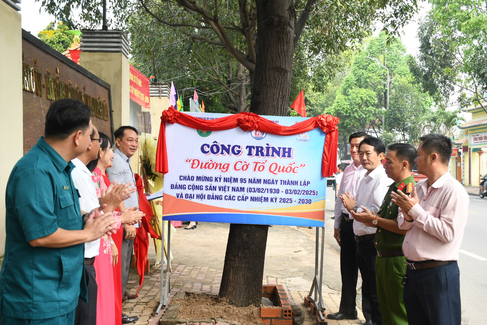 Kh&aacute;nh th&agrave;nh "Đường cờ Tổ quốc", trao học bổng cho học sinh ngh&egrave;o tại Đồng Nai- Ảnh 10.