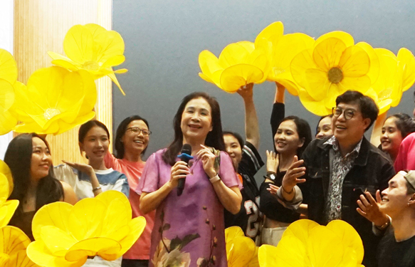 NSND Kim Xu&acirc;n v&agrave; Tổng đạo diễn - ThS Thanh Hiệp tr&ecirc;n s&agrave;n tập tiết mục li&ecirc;n kh&uacute;c &acirc;m nhạc &ldquo;TP HCM đ&oacute;n ch&agrave;o kỷ nguy&ecirc;n mới&rdquo; c&ugrave;ng vũ đo&agrave;n Bầu Trời Xanh  Ảnh: HUY TRƯƠNG