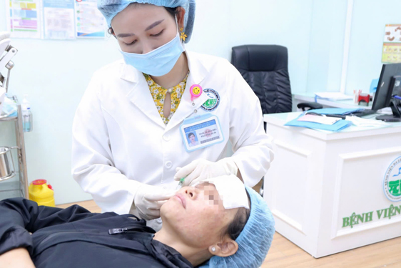 Bác sĩ Khoa Thẩm mỹ da - Bệnh viện Da liễu (TP HCM) thực hiện phương pháp tiêm meso cho khách hàng có nhu cầu làm đẹp đón Tết Ảnh: LAN ANH