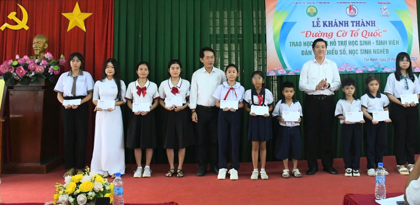 Kh&aacute;nh th&agrave;nh "Đường cờ Tổ quốc", trao học bổng cho học sinh ngh&egrave;o tại Đồng Nai- Ảnh 5.