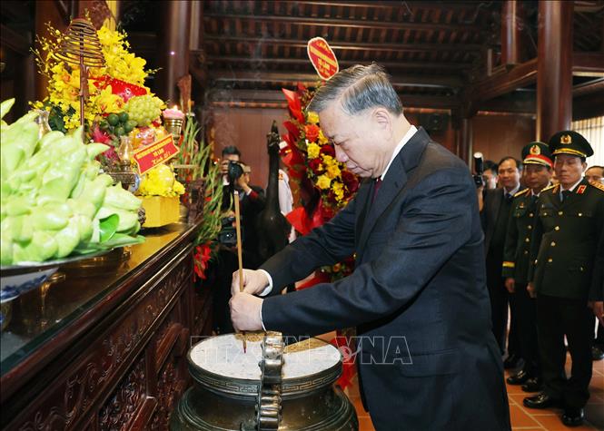 Tổng B&iacute; thư T&ocirc; L&acirc;m d&acirc;ng hương tưởng niệm Chủ tịch Hồ Ch&iacute; Minh tại Nghệ An- Ảnh 1.