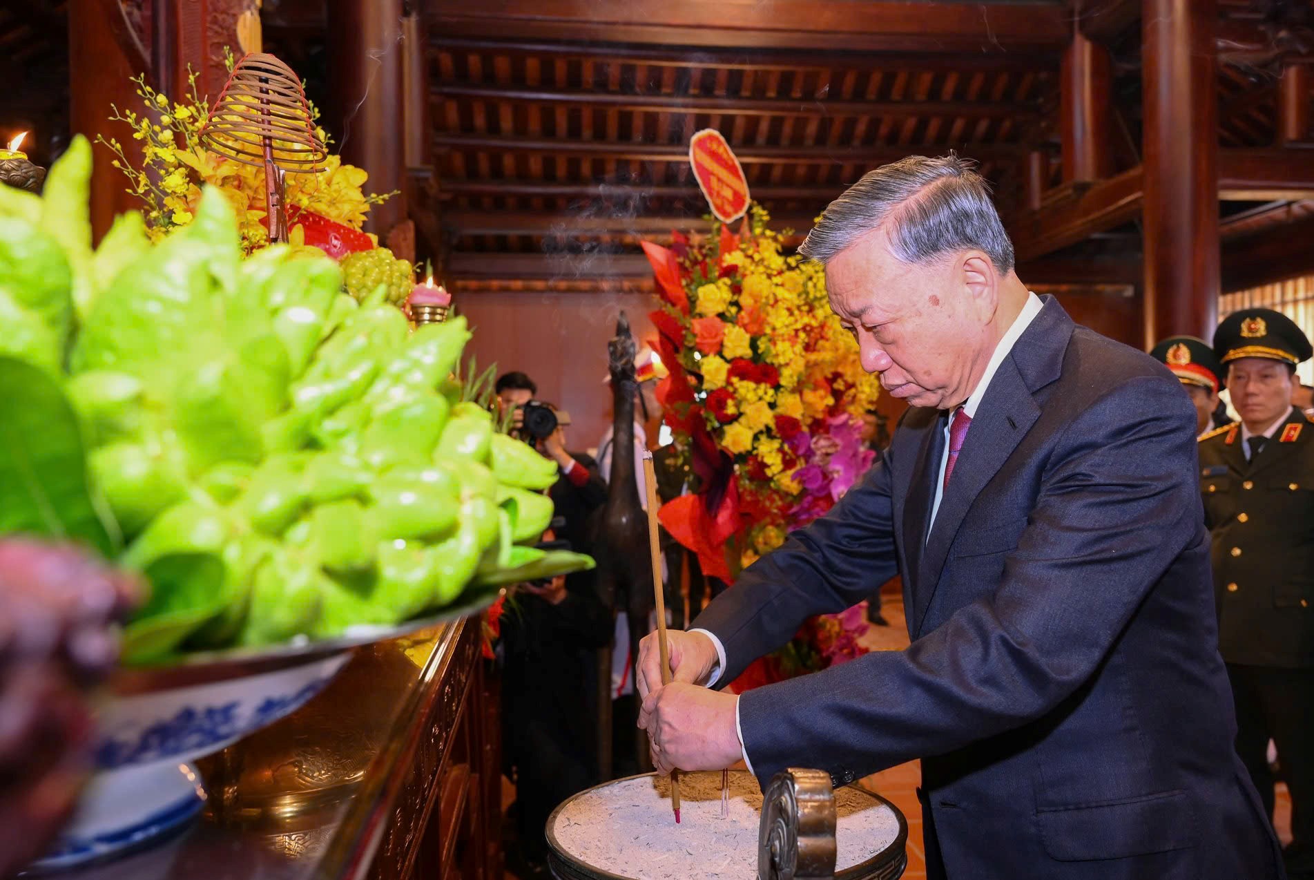 Tổng B&iacute; thư T&ocirc; L&acirc;m d&acirc;ng hương tưởng niệm Chủ tịch Hồ Ch&iacute; Minh tại Nghệ An- Ảnh 3.