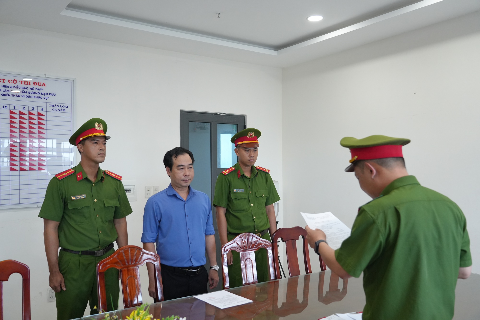 Khởi tố, cấm đi khỏi nơi cư tr&uacute; đối với 1 nguy&ecirc;n gi&aacute;m đốc Văn ph&ograve;ng Đăng k&yacute; đất đai- Ảnh 1.