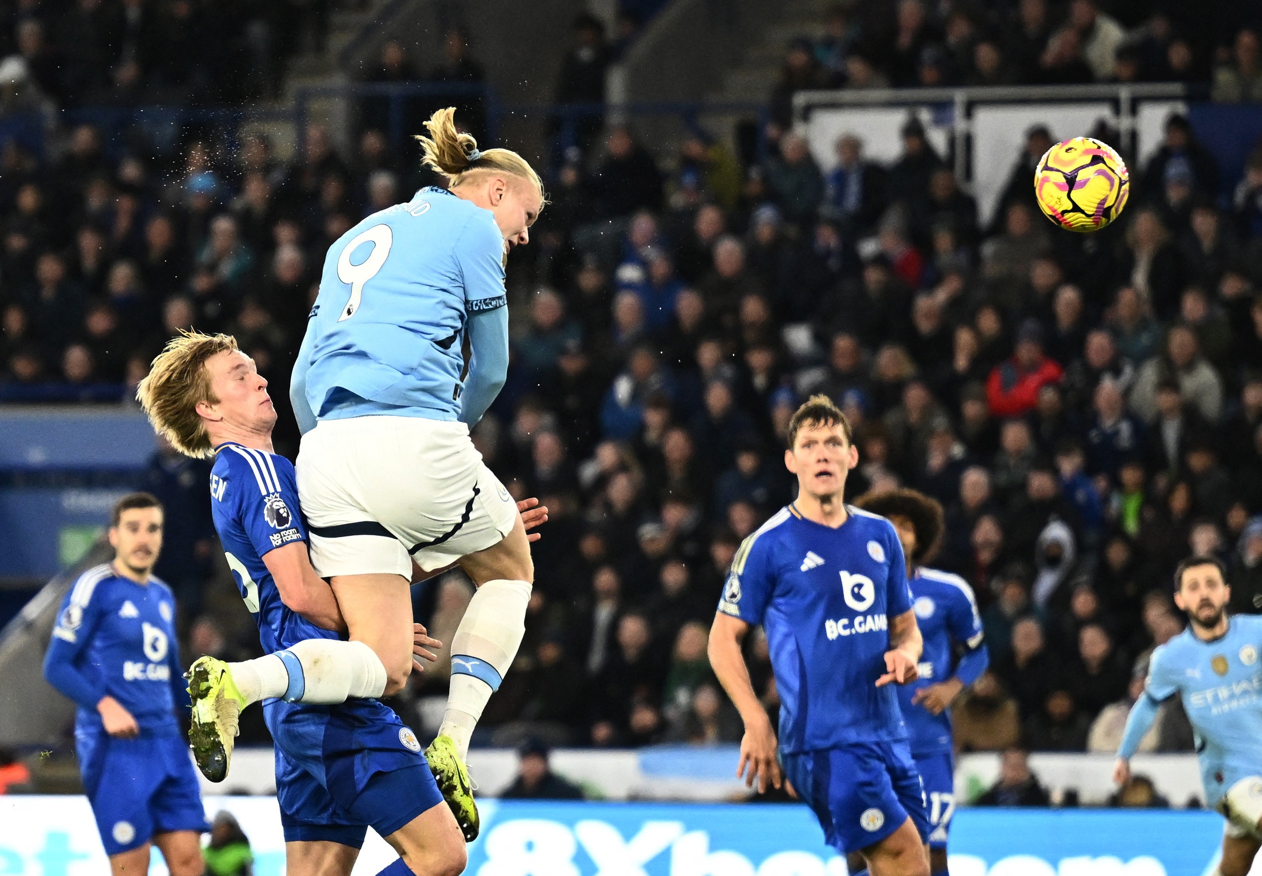 Giải cơn kh&aacute;t chiến thắng, Man City l&agrave;m nổ tung cầu trường King Power- Ảnh 4.