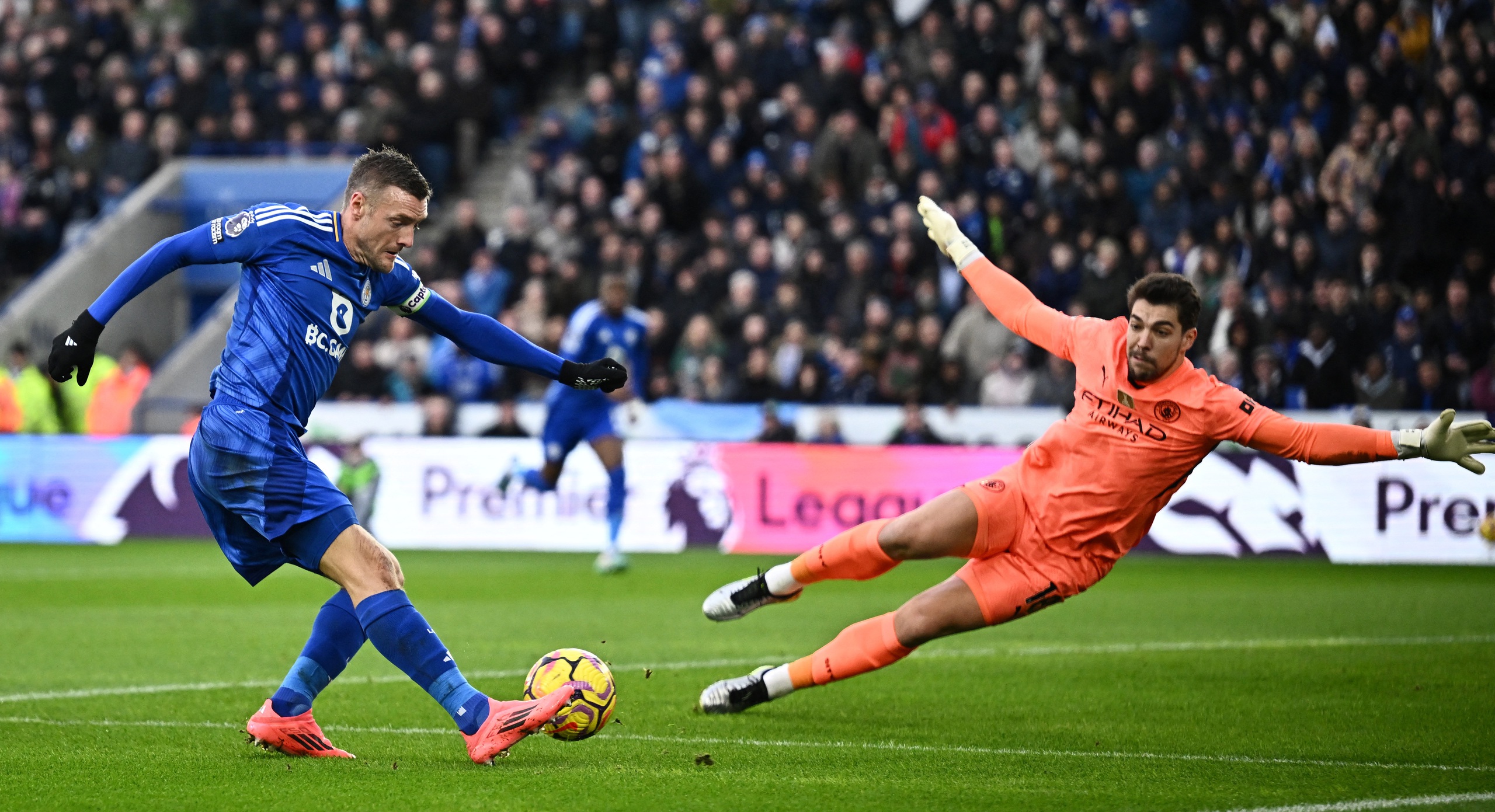Giải cơn kh&aacute;t chiến thắng, Man City l&agrave;m nổ tung cầu trường King Power- Ảnh 1.