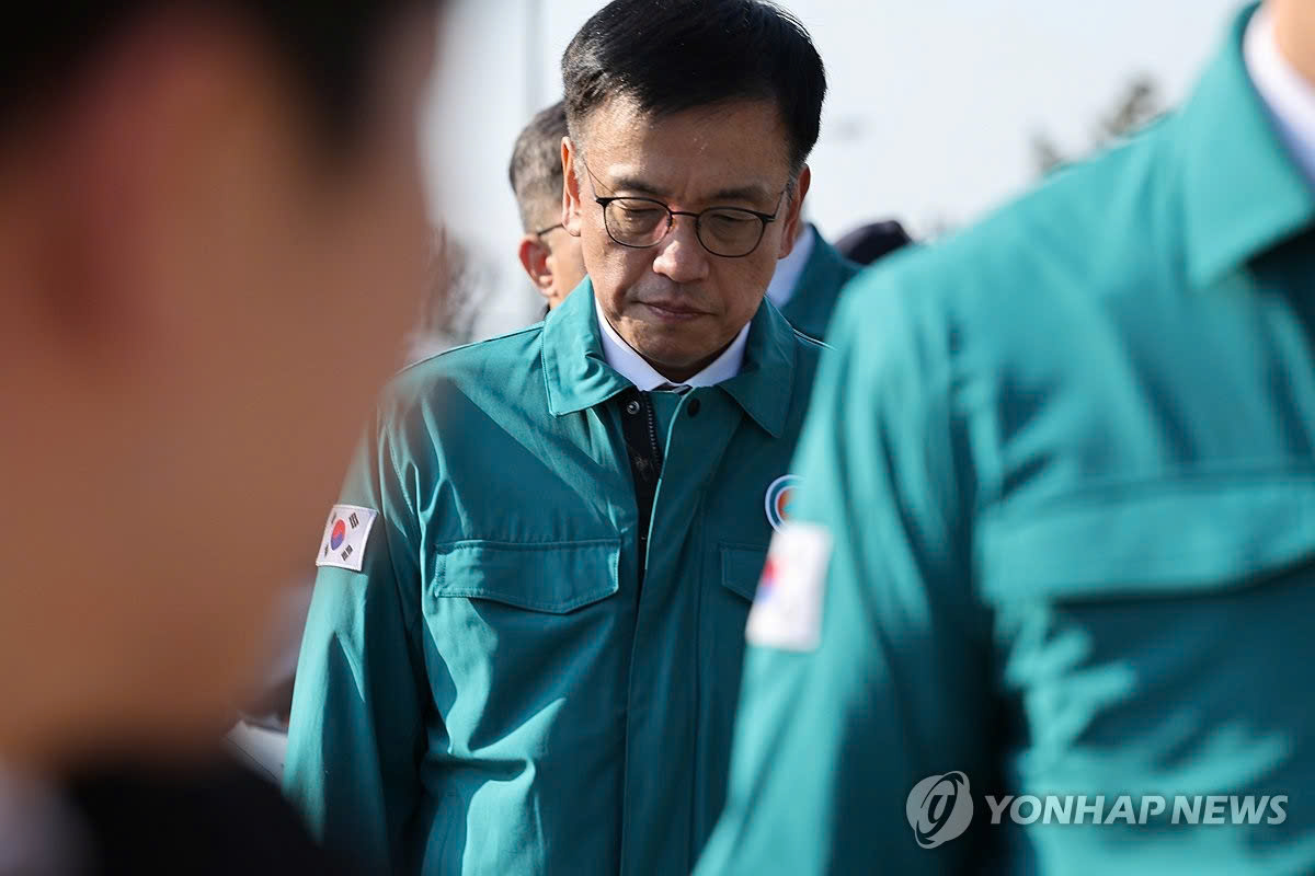 Quyền Tổng thống Choi Sang-mok tại s&acirc;n bay Muan ng&agrave;y 29-12. Ảnh: Yonhap