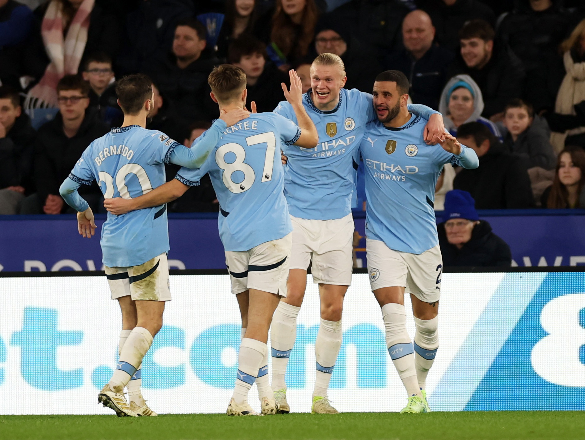 Giải cơn kh&aacute;t chiến thắng, Man City l&agrave;m nổ tung cầu trường King Power- Ảnh 5.