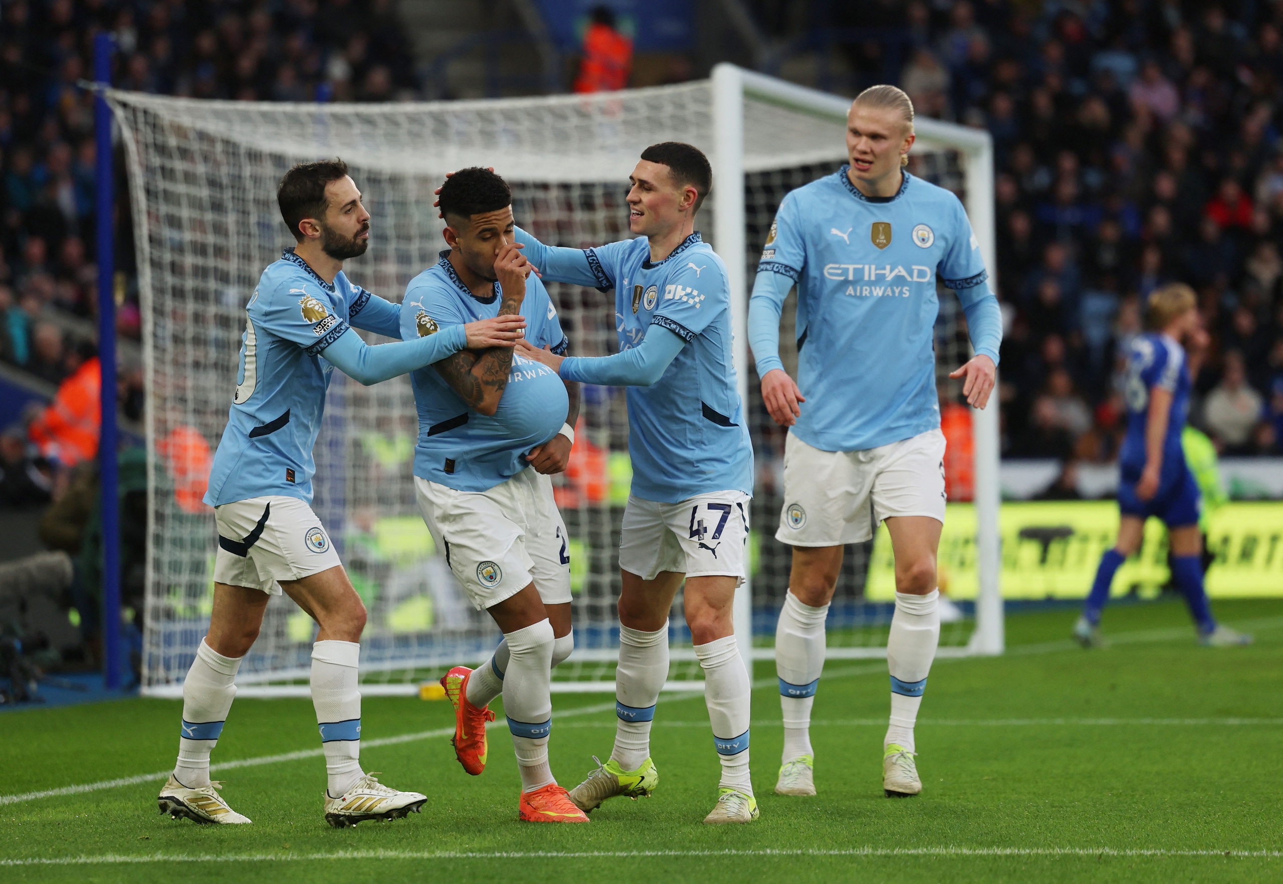 Giải cơn kh&aacute;t chiến thắng, Man City l&agrave;m nổ tung cầu trường King Power- Ảnh 3.