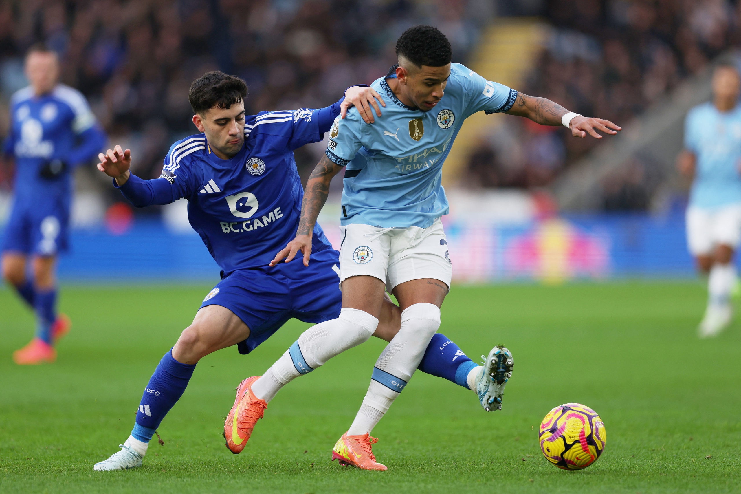 Giải cơn kh&aacute;t chiến thắng, Man City l&agrave;m nổ tung cầu trường King Power- Ảnh 2.
