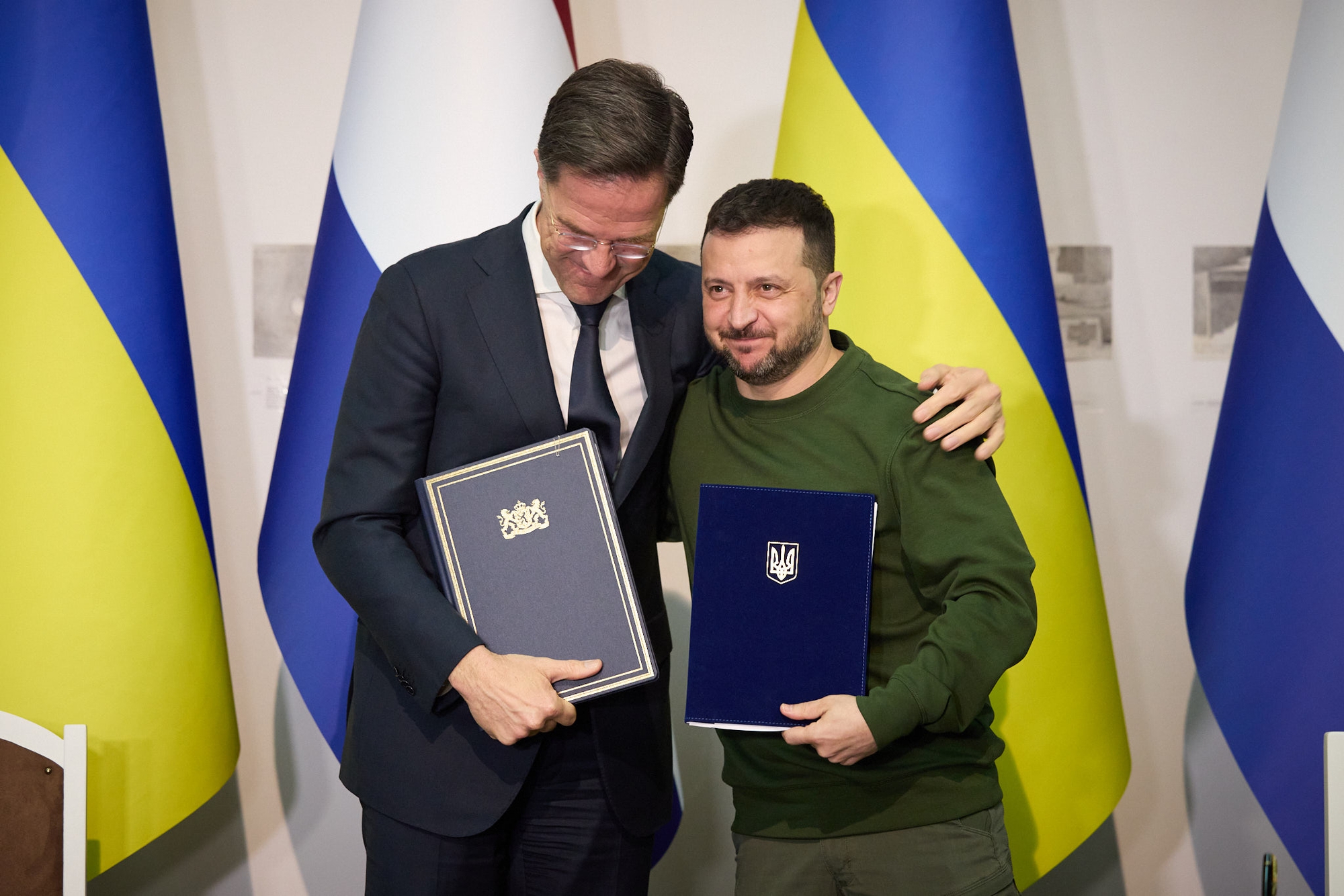 Tổng thống Ukraine gặp &ocirc;ng Mark Rutte tại Kharkiv hồi th&aacute;ng 3-2024, khi &ocirc;ng Rutte c&ograve;n l&agrave; thủ tướng H&agrave; Lan. Nay &ocirc;ng Rutte l&agrave; tổng thư k&yacute; NATO. Ảnh: Văn ph&ograve;ng Tổng thống Ukraine