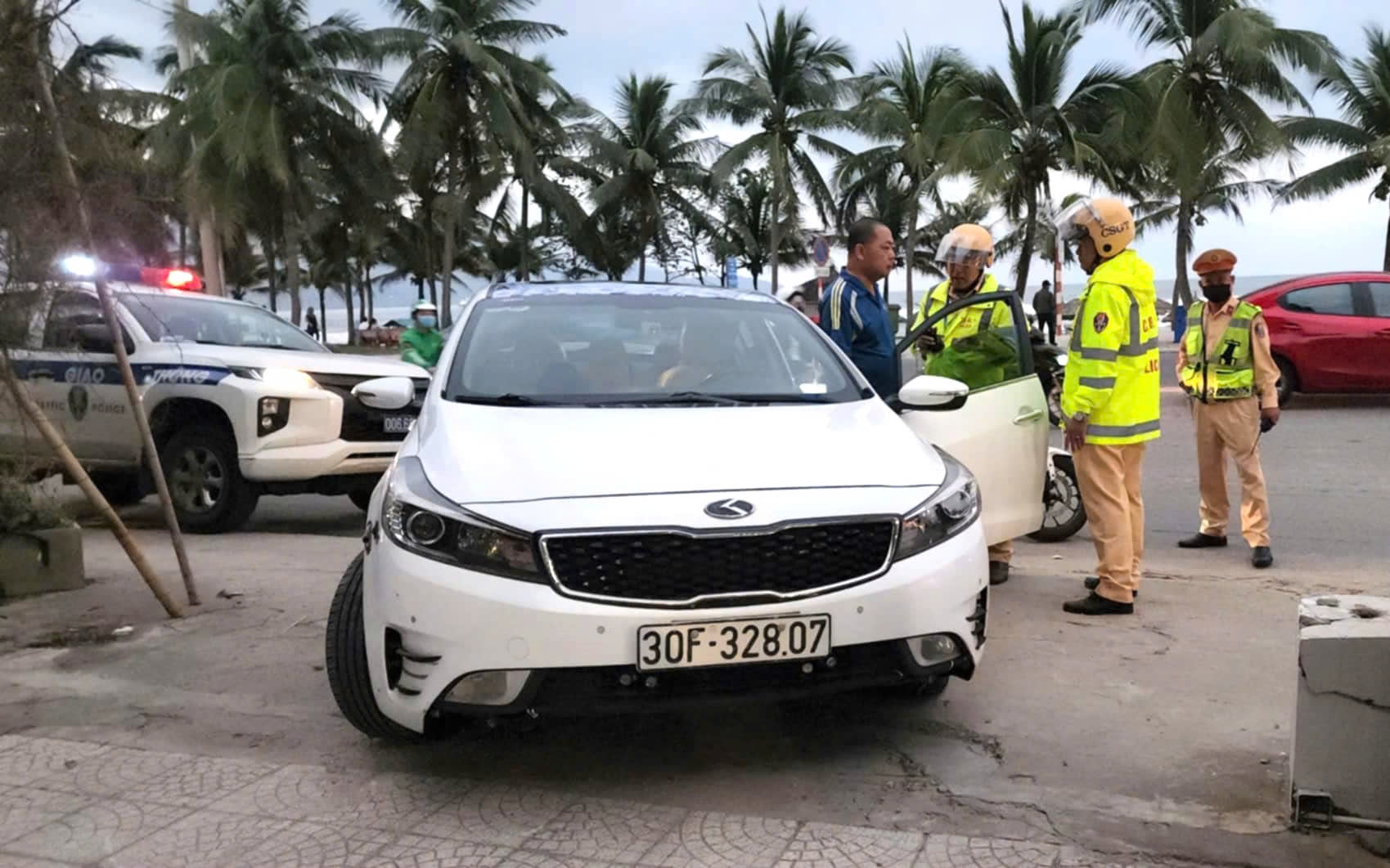 T&agrave;i xế &ocirc; t&ocirc; d&ugrave;ng biển số giả, lăng mạ CSGT- Ảnh 2.