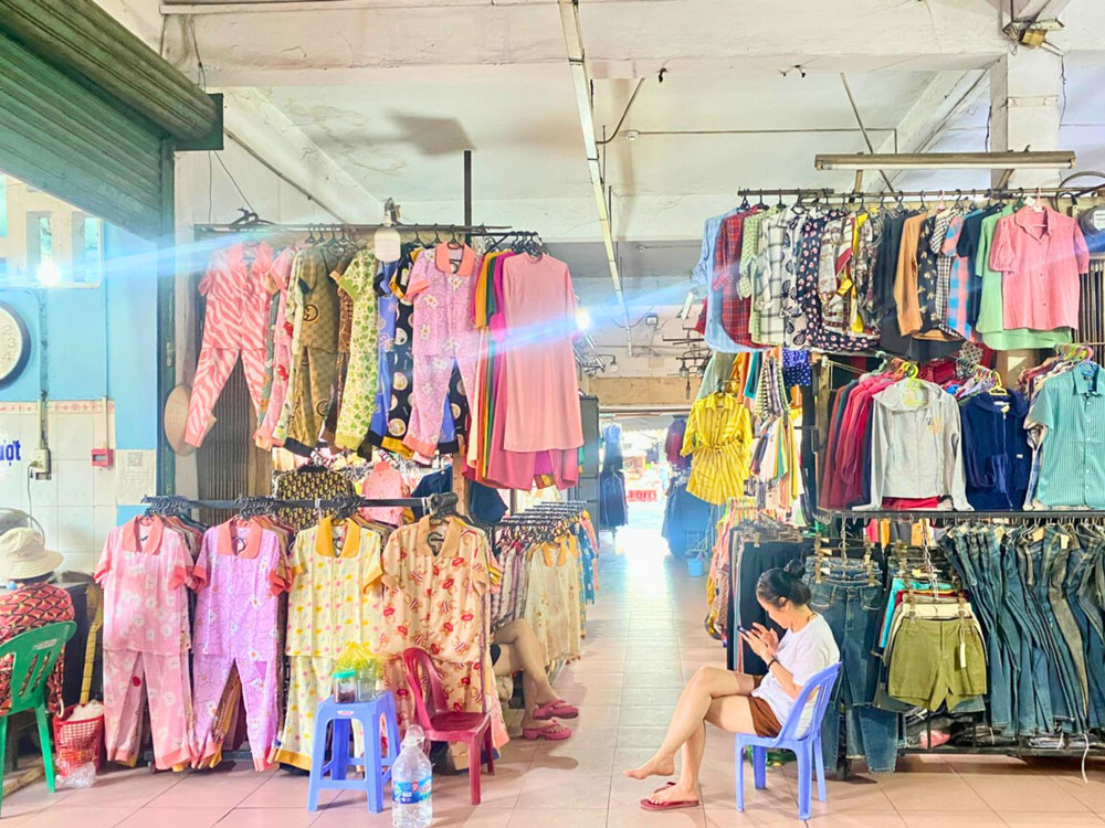 Tiểu thương lo sức mua những th&aacute;ng cận Tết sẽ giảm sau đợt &ldquo;si&ecirc;u sale&rdquo;. Ảnh: L&Ecirc; TỈNH