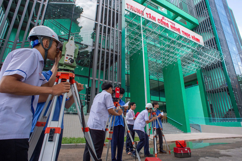 Sinh vi&ecirc;n Trường Cao đẳng L&yacute; Tự Trọng TP HCM trong giờ học thực h&agrave;nh tại trường