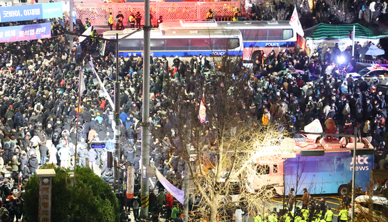 Người biểu t&igrave;nh tập trung b&ecirc;n ngo&agrave;i trụ sở quốc hội ở Yeouido, ph&iacute;a T&acirc;y Seoul. Ảnh: YONHAP