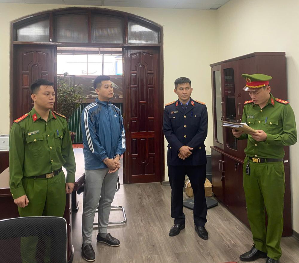 Gi&aacute;m đốc ph&ograve;ng giao dịch ng&acirc;n h&agrave;ng lừa đảo, chiếm đoạt hơn 10 tỉ đồng- Ảnh 1.