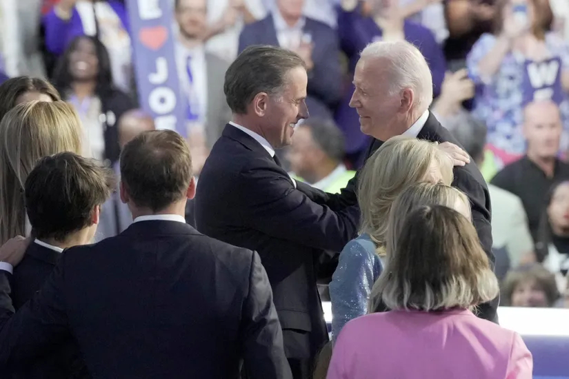 &Acirc;n x&aacute; cho con trai, Tổng thống Biden "tặng qu&agrave;" cho &ocirc;ng Trump?- Ảnh 1.