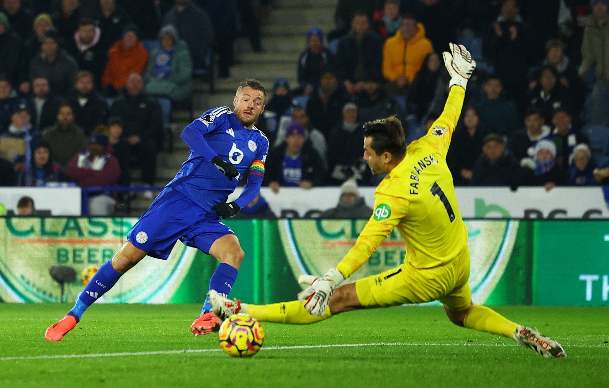 "Thuyền trưởng" Van Nistelrooy ra mắt ấn tượng, Leicester nghiền &eacute;p West Ham- Ảnh 2.