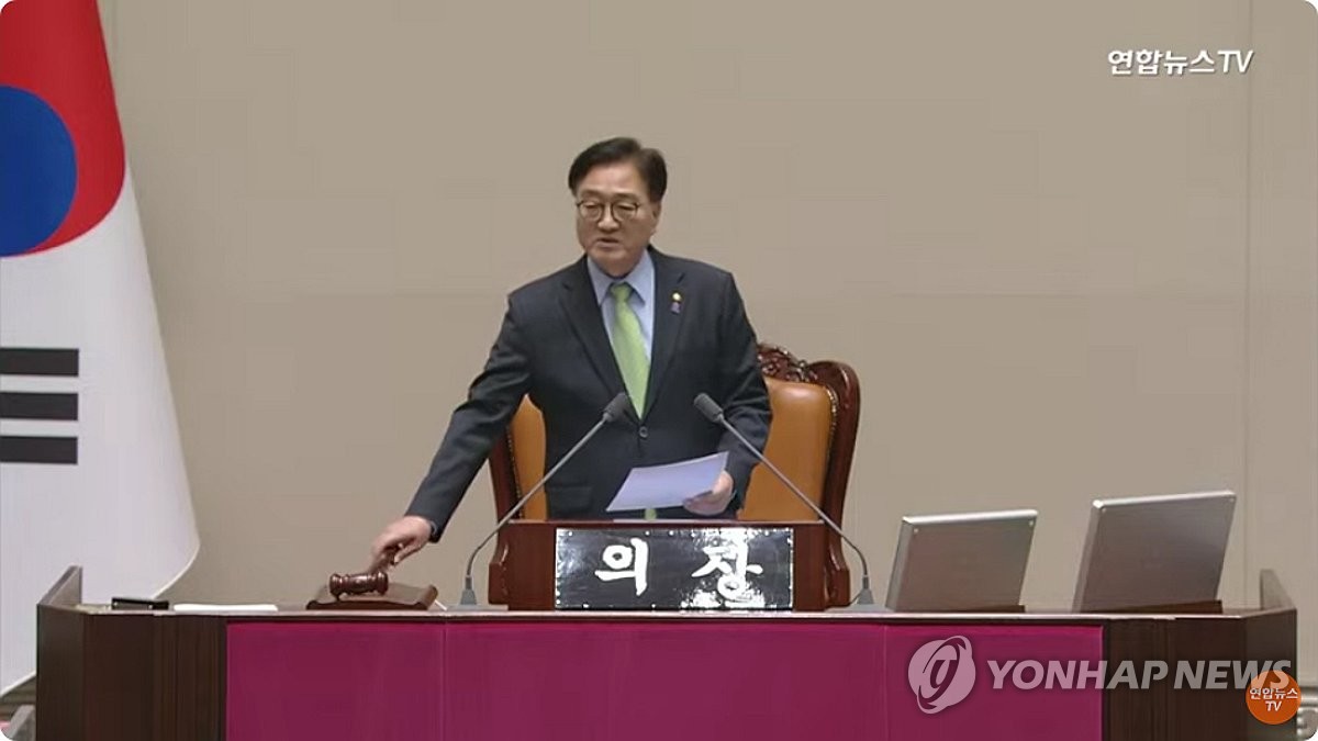 Chủ tịch Quốc hội Woo Won-sik th&ocirc;ng qua nghị quyết y&ecirc;u cầu Tổng thống Yoon Suk-yeol dỡ b&ograve; lệnh giới nghi&ecirc;m. Ảnh: Yonhap