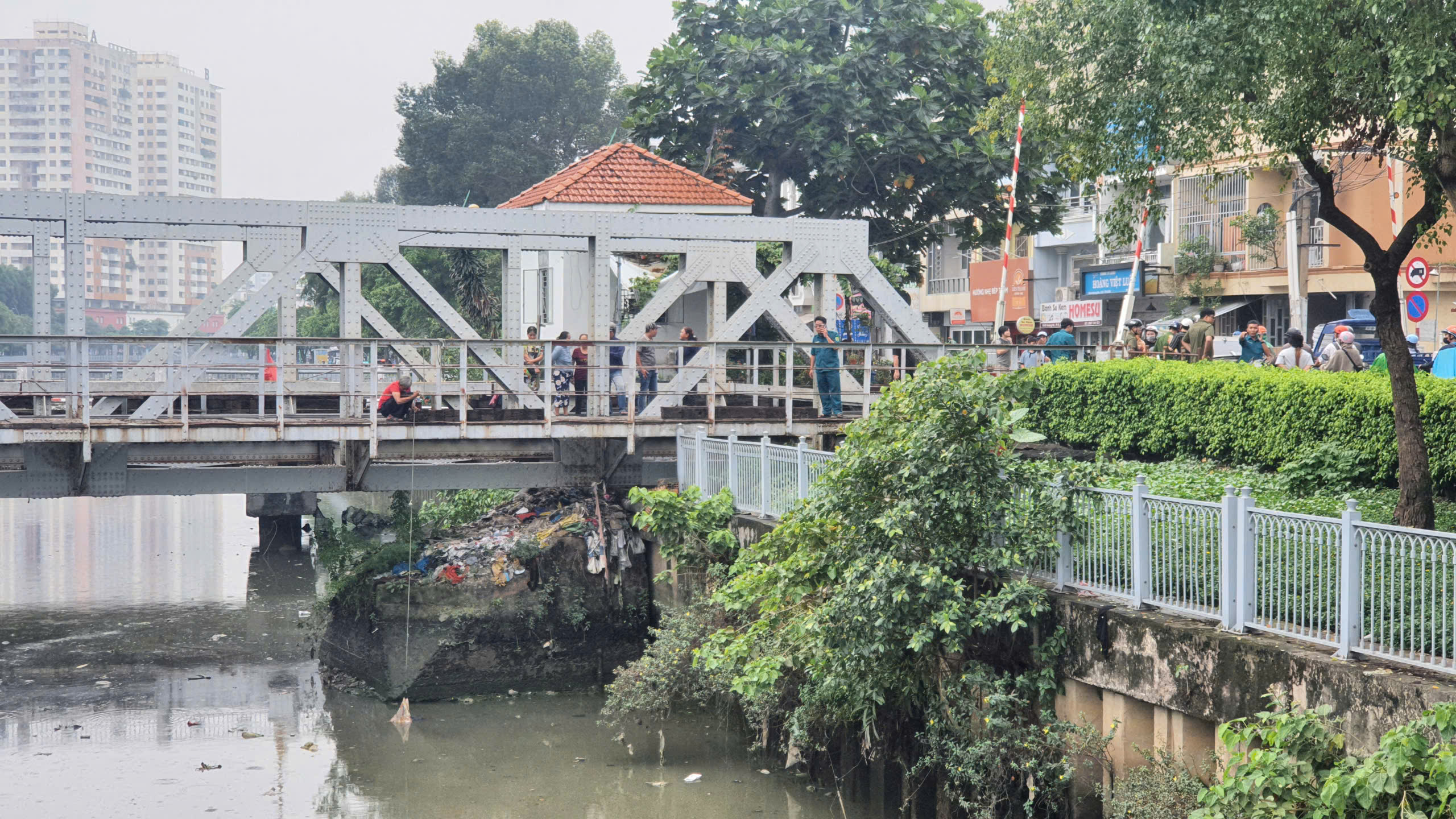 Ph&aacute;t hiện thi thể nam giới tr&ecirc;n k&ecirc;nh Nhi&ecirc;u Lộc - Thị Ngh&egrave;- Ảnh 1.