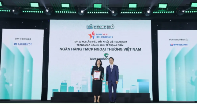 Bà Phạm Thúy Nga - Phó Trưởng phòng Chính sách Kế hoạch Nhân sự Vietcombank nhận giải thưởng "Top 10 nơi làm việc tốt nhất Việt Nam năm 2024"