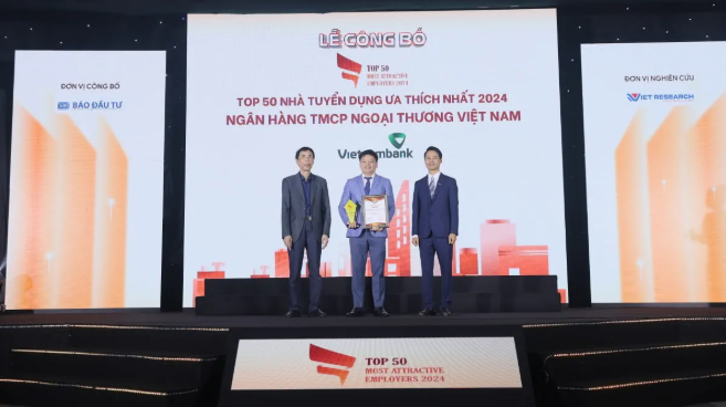Ông Nguyễn Kiên Hiếu - Phó Trưởng Ban Tổ chức & Nhân sự Vietcombank (giữa) nhận giải thưởng "Top 50 nhà tuyển dụng ưa thích nhất năm 2024"
