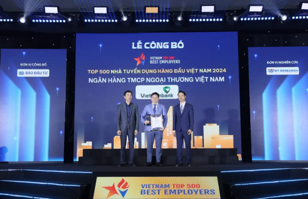 Ông Nguyễn Kiên Hiếu - Phó Trưởng Ban Tổ chức & Nhân sự Vietcombank (giữa) nhận giải thưởng "Top 500 nhà tuyển dụng hàng đầu Việt Nam năm 2024"