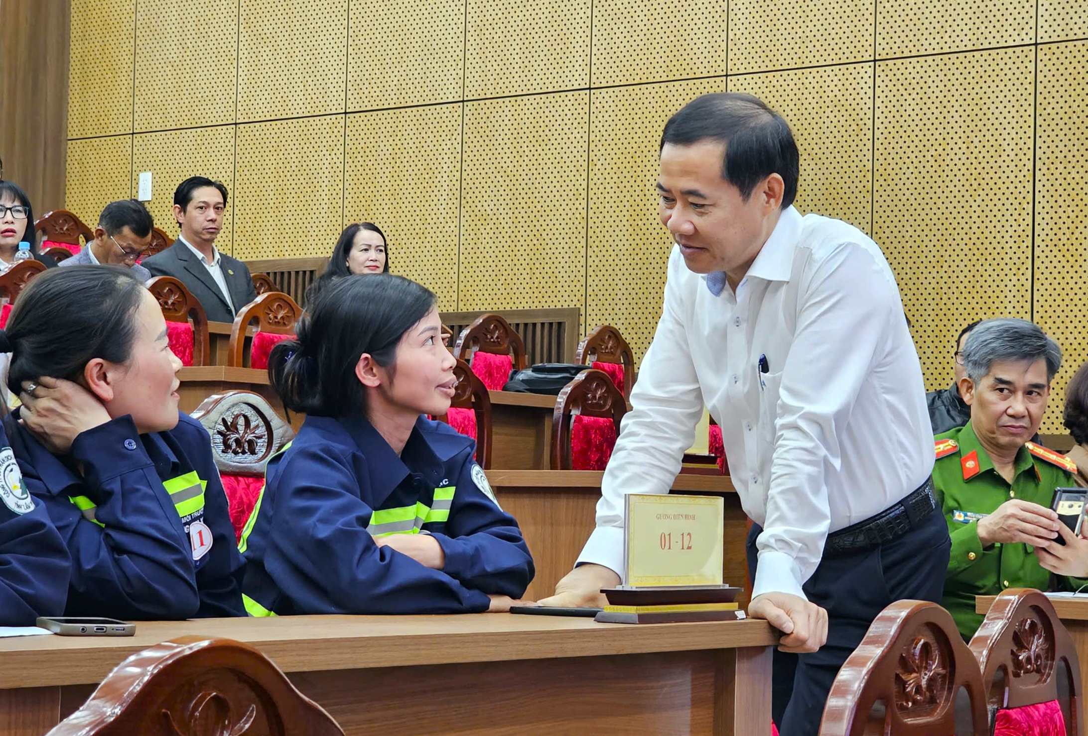 Quyền Bí thư Tỉnh ủy Lâm Đồng tặng nước mắm cho công nhân môi trường Đà Lạt- Ảnh 2.