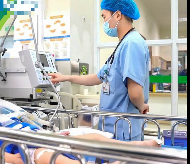 D&acirc;y mũ &aacute;o mắc v&agrave;o cầu trượt, b&eacute; 3 tuổi ngạt thở, ngưng tim- Ảnh 1.