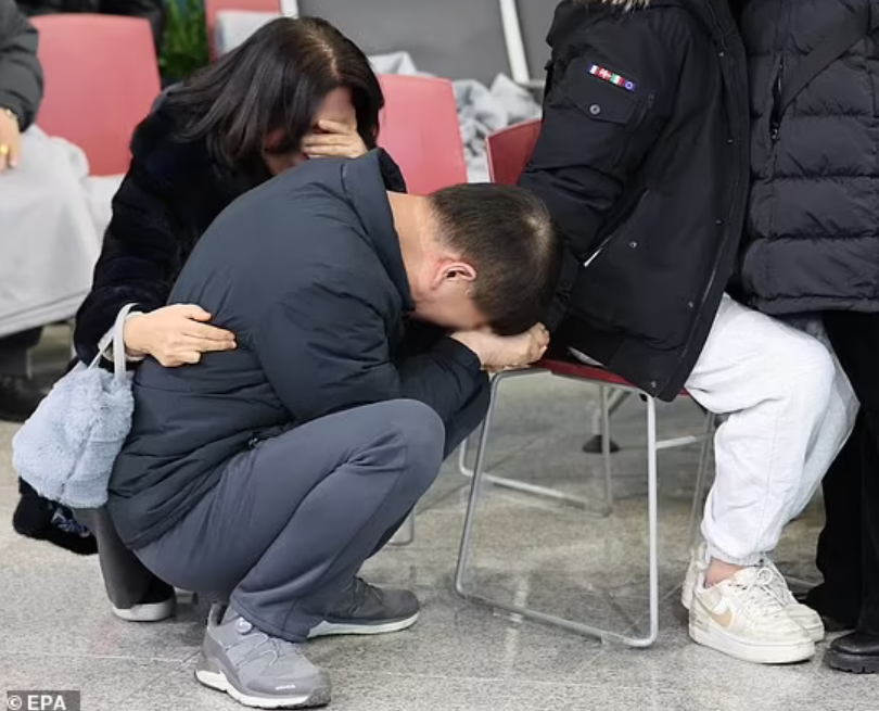 Th&acirc;n nh&acirc;n của c&aacute;c nạn nh&acirc;n tr&ecirc;n m&aacute;y bay Jeju Air đau đớn trước thảm kịch. Ảnh: EPA