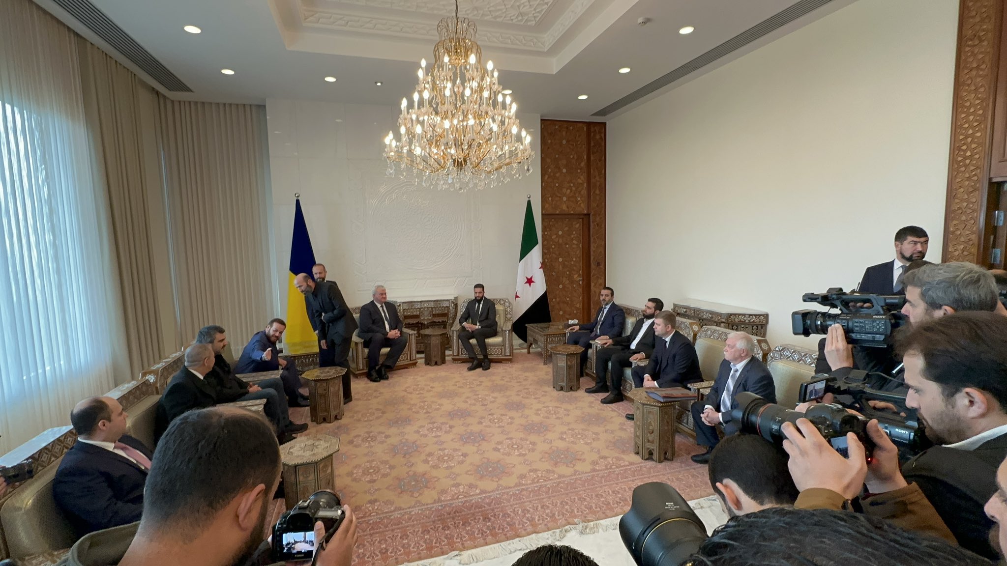 Hai bộ trưởng ngoại giao Syria v&agrave; Ukraine (giữa) trong cuộc gặp ng&agrave;y 30-12. Ảnh: X