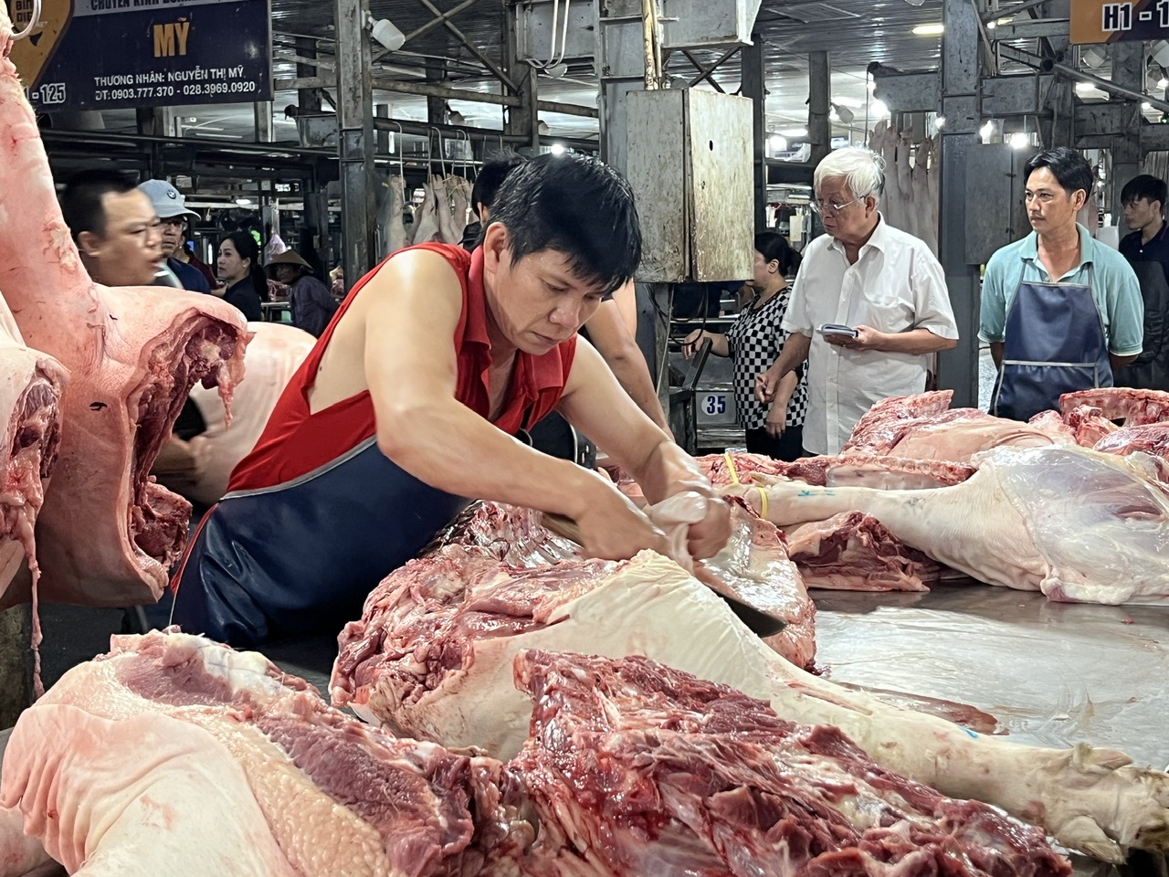 V&igrave; sao gi&aacute; thịt heo tăng sốc 30% chỉ trong 1 tuần?- Ảnh 2.