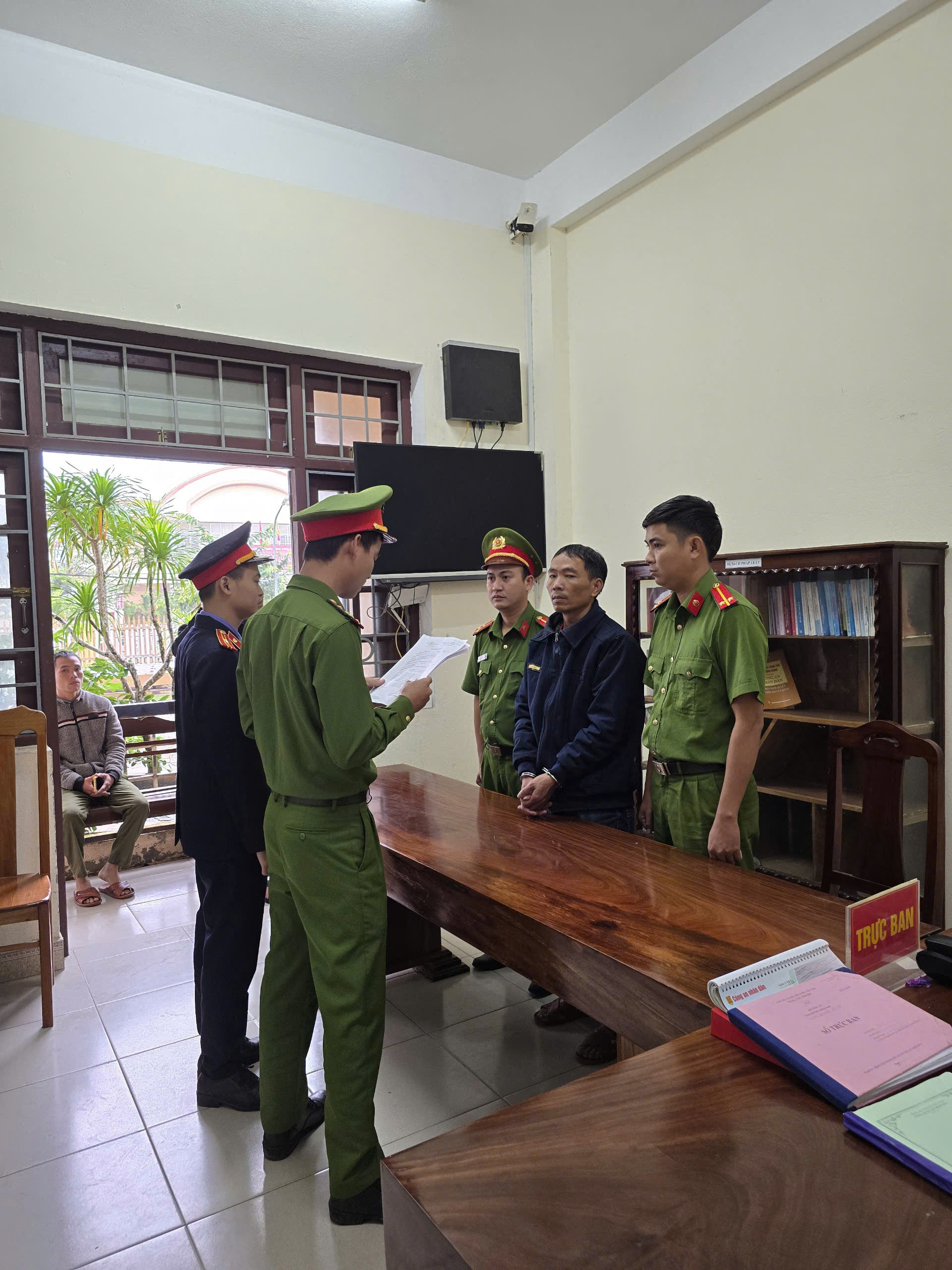 Chơi trốn t&igrave;m, b&eacute; 5 tuổi bị g&atilde; đ&agrave;n &ocirc;ng x&acirc;m hại- Ảnh 1.