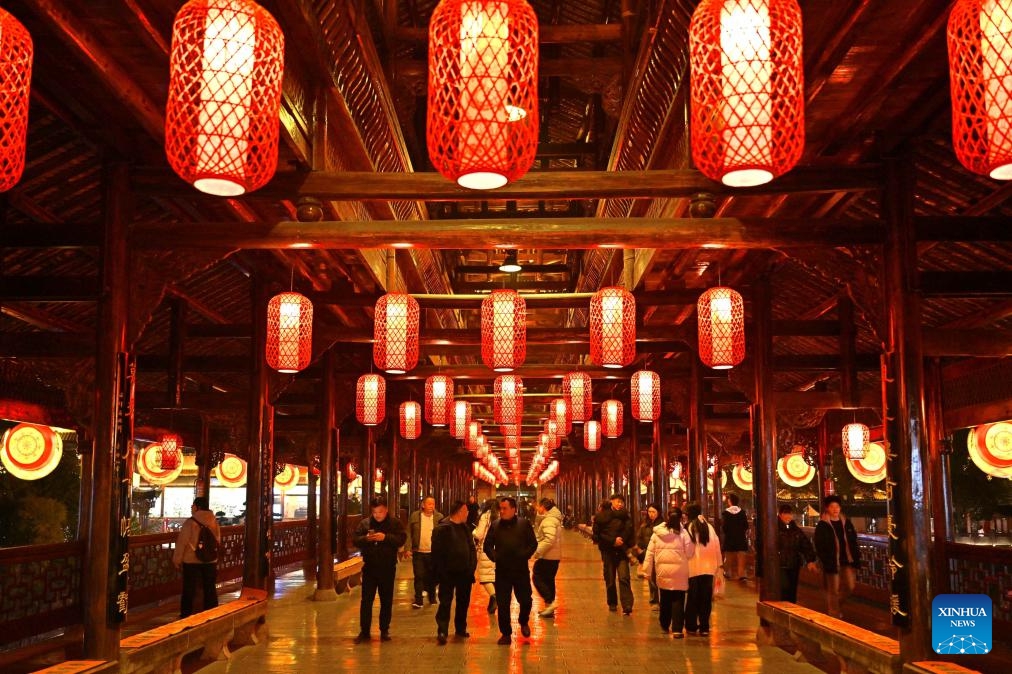 Khách du lịch tham quan Cầu Fengyu được trang trí bằng đèn lồng ở huyện Tuyên Ân, tỉnh Hồ Bắc - Trung Quốc. Ảnh: Tân Hoa Xã