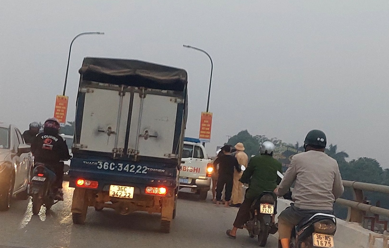 CSGT ngăn c&ocirc; g&aacute;i trẻ buồn chuyện t&igrave;nh cảm định nhảy cầu tự tử- Ảnh 1.