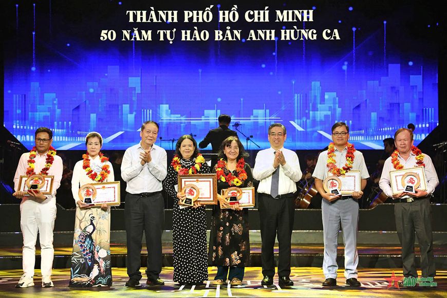 Văn nghệ sĩ TP HCM tự h&agrave;o về "TP HCM - 50 năm tự h&agrave;o bản anh h&ugrave;ng ca"- Ảnh 1.