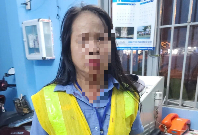 Clip: Nữ nh&acirc;n vi&ecirc;n g&aacute;c chắn ở Thủ Đức bị đ&aacute;nh tới tấp đ&uacute;ng l&uacute;c t&agrave;u băng qua- Ảnh 1.