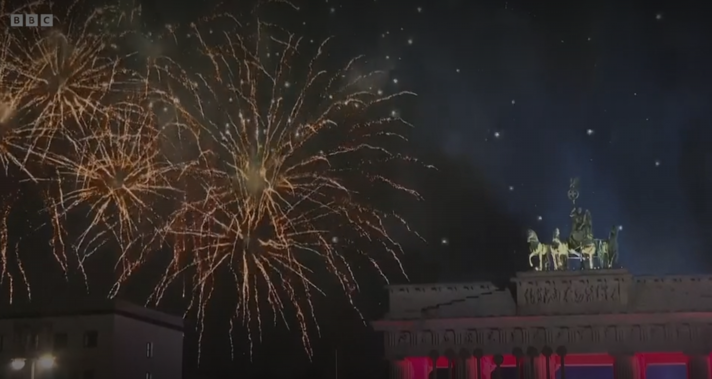 M&agrave;n ph&aacute;o hoa rực rỡ ở Berlin - Đức. Ảnh: BBC