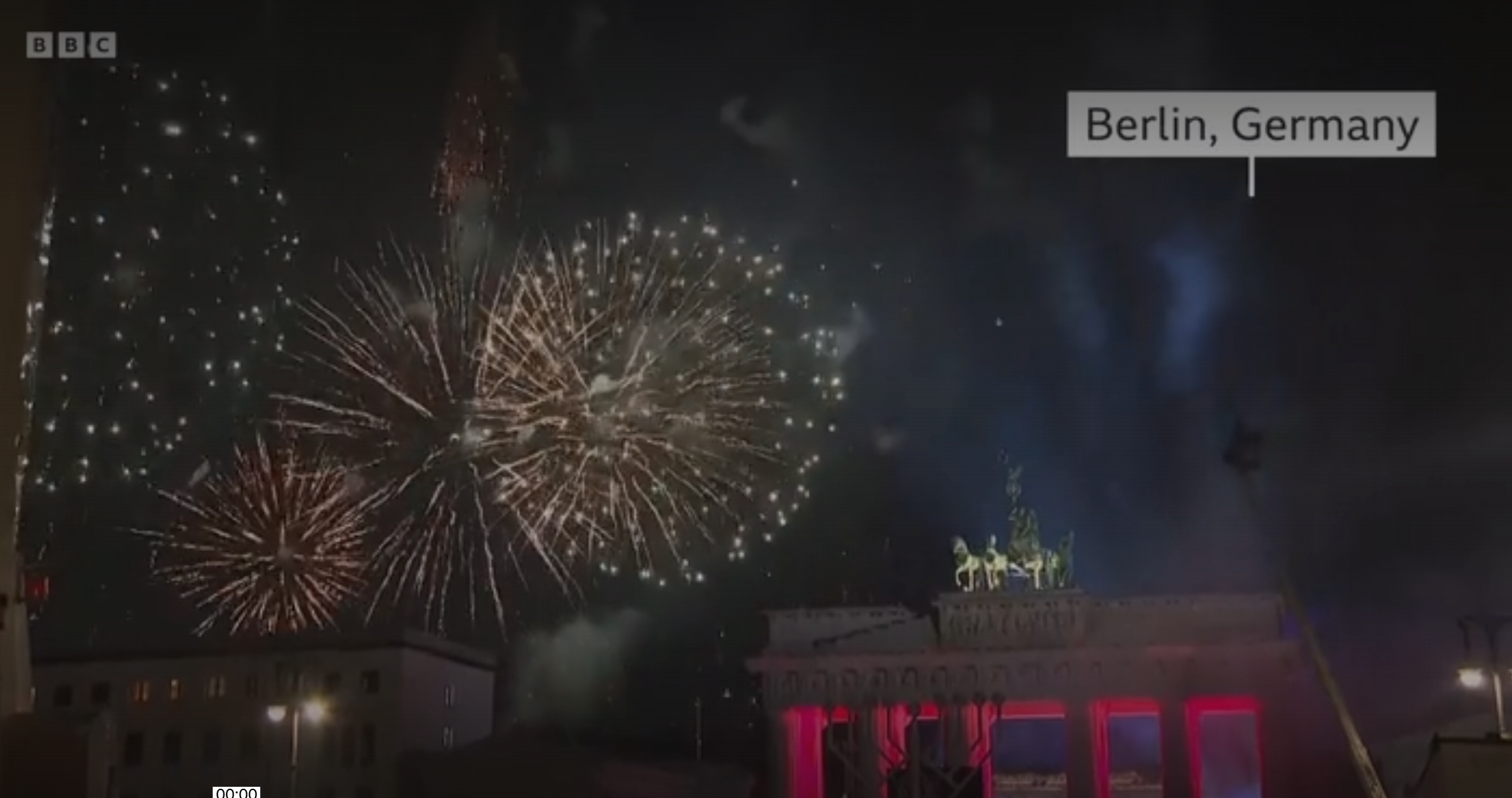 Người d&acirc;n xem ph&aacute;o hoa ở Berlin - Đức. Ảnh: BBC