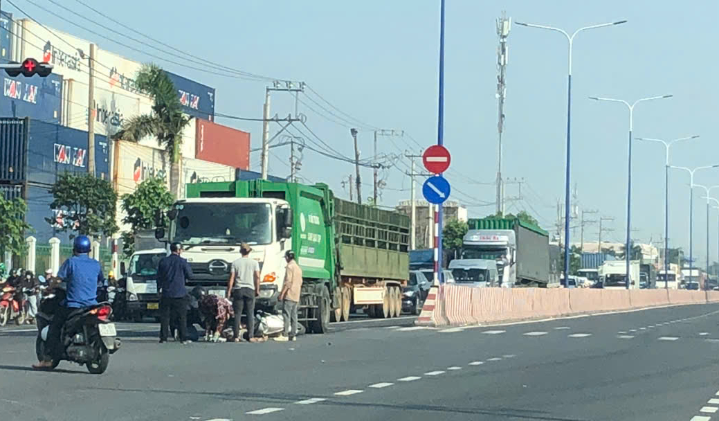 Người phụ nữ ở B&igrave;nh Dương lọt dưới gầm xe chở r&aacute;c sau va chạm- Ảnh 1.