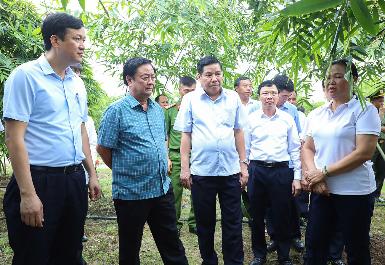Bộ trưởng &ldquo;X&iacute;ch L&ocirc;&rdquo; - L&ecirc; Minh Hoan đoạt giải b&aacute;o ch&iacute; to&agrave;n quốc về "tam n&ocirc;ng"- Ảnh 1.
