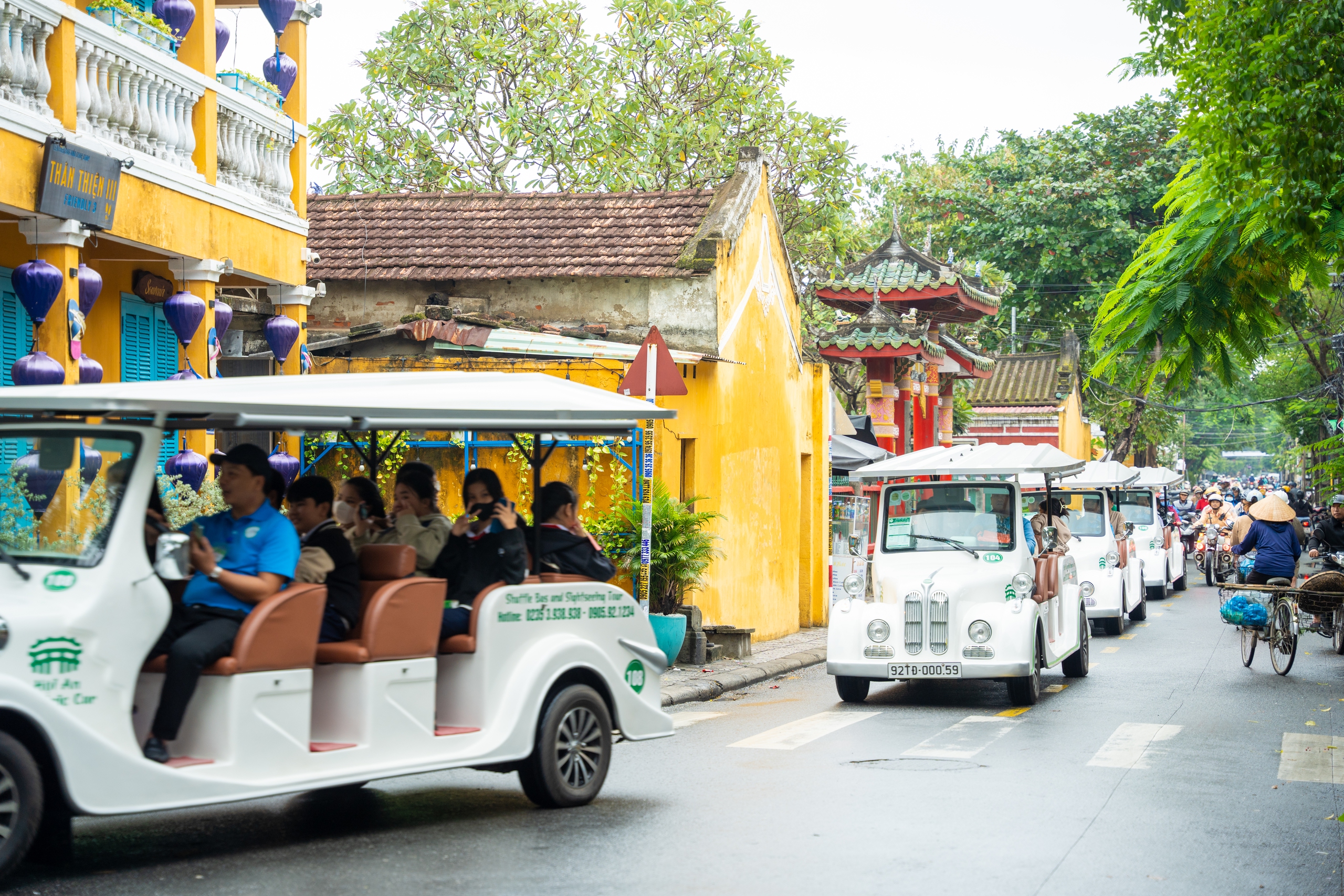 Ghe bơi, x&iacute;ch l&ocirc; diễu h&agrave;nh kỷ niệm 25 năm Hội An l&agrave; di sản thế giới- Ảnh 1.
