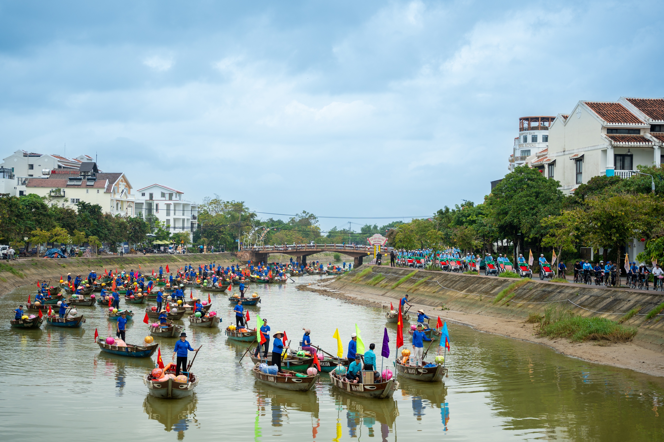 Ghe bơi, x&iacute;ch l&ocirc; diễu h&agrave;nh kỷ niệm 25 năm Hội An l&agrave; di sản thế giới- Ảnh 8.
