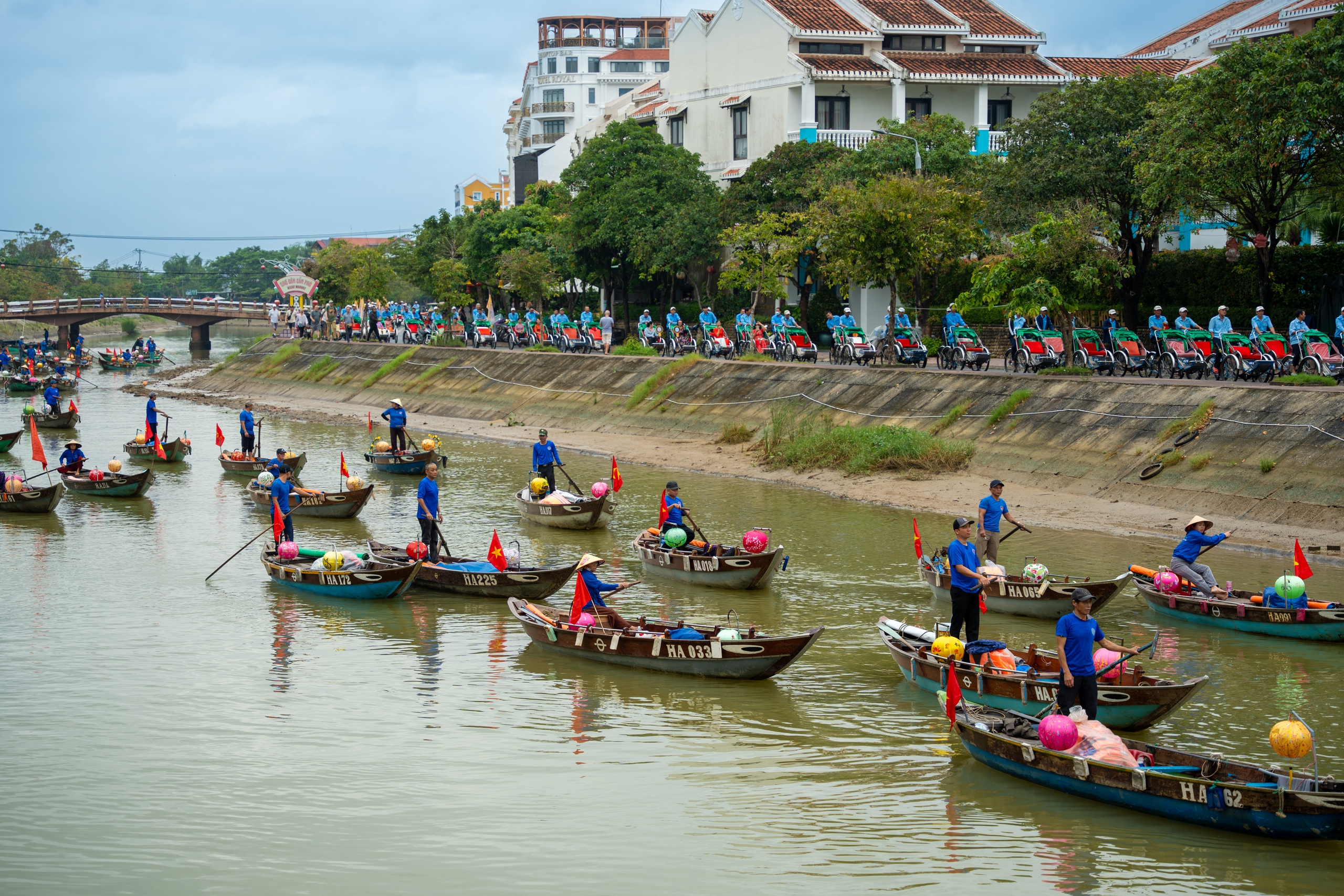 Ghe bơi, x&iacute;ch l&ocirc; diễu h&agrave;nh kỷ niệm 25 năm Hội An l&agrave; di sản thế giới- Ảnh 7.