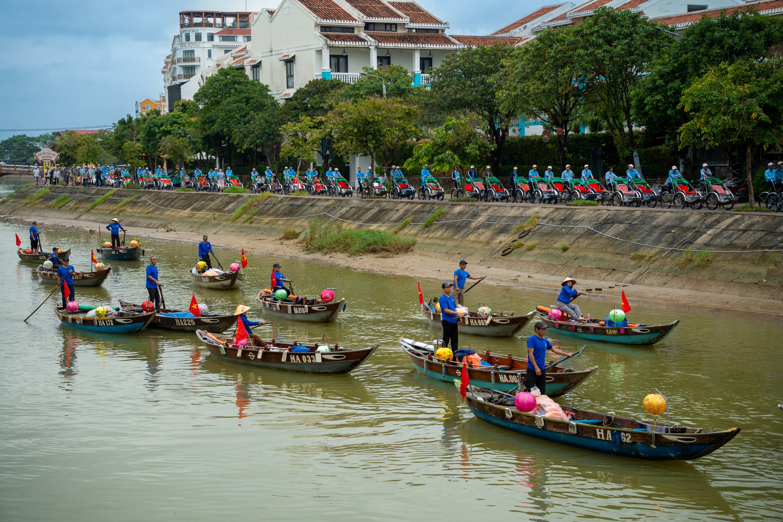 Ghe bơi, x&iacute;ch l&ocirc; diễu h&agrave;nh kỷ niệm 25 năm Hội An l&agrave; di sản thế giới- Ảnh 6.