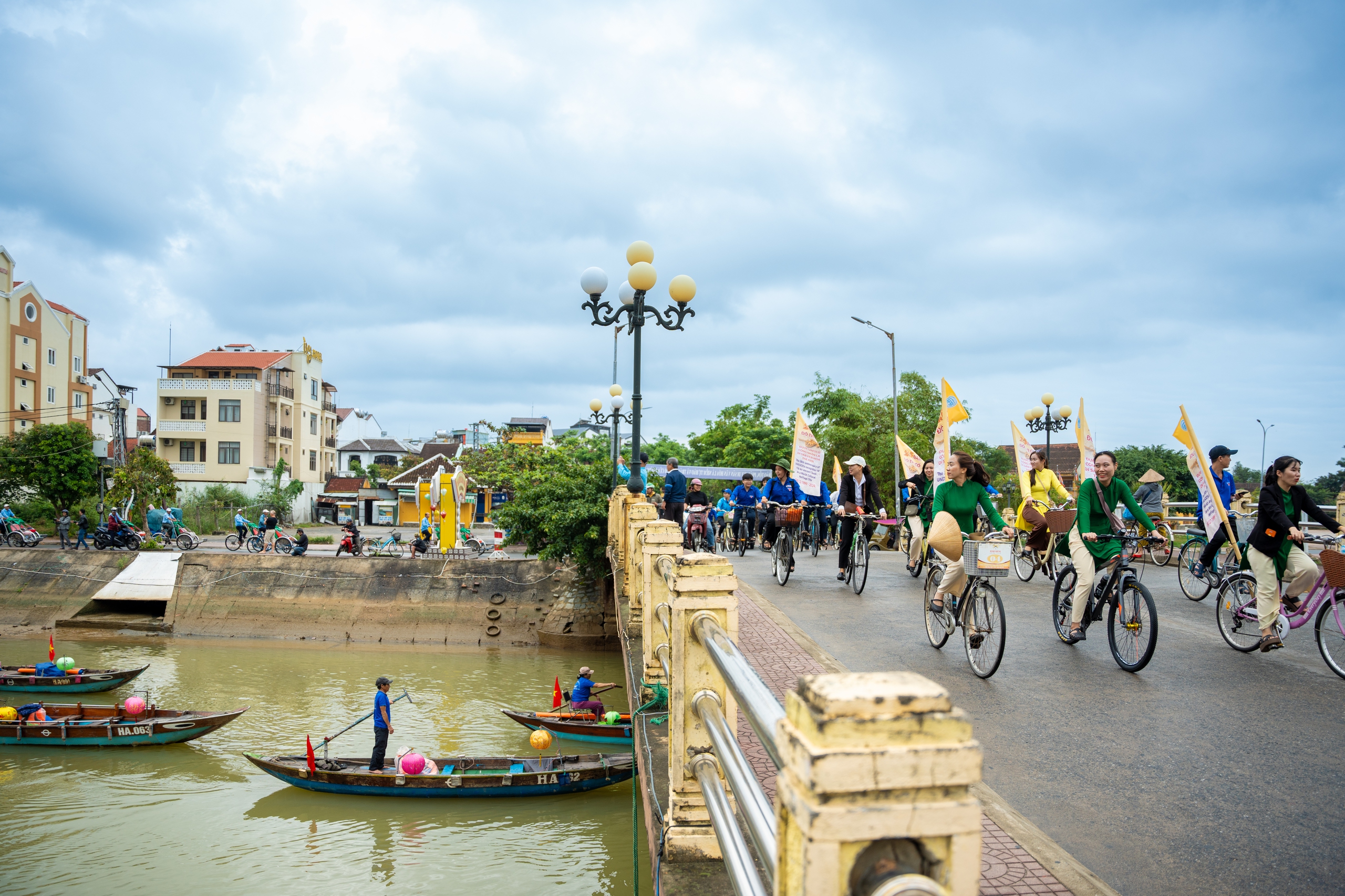 Ghe bơi, x&iacute;ch l&ocirc; diễu h&agrave;nh kỷ niệm 25 năm Hội An l&agrave; di sản thế giới- Ảnh 3.