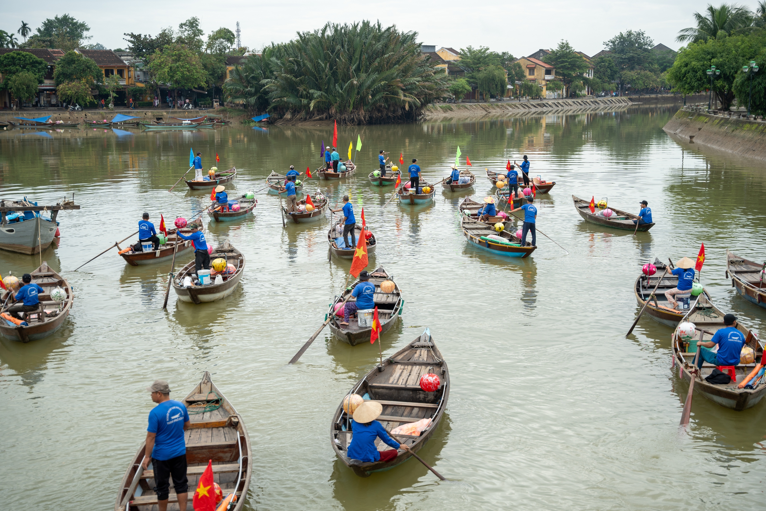 Ghe bơi, x&iacute;ch l&ocirc; diễu h&agrave;nh kỷ niệm 25 năm Hội An l&agrave; di sản thế giới- Ảnh 4.