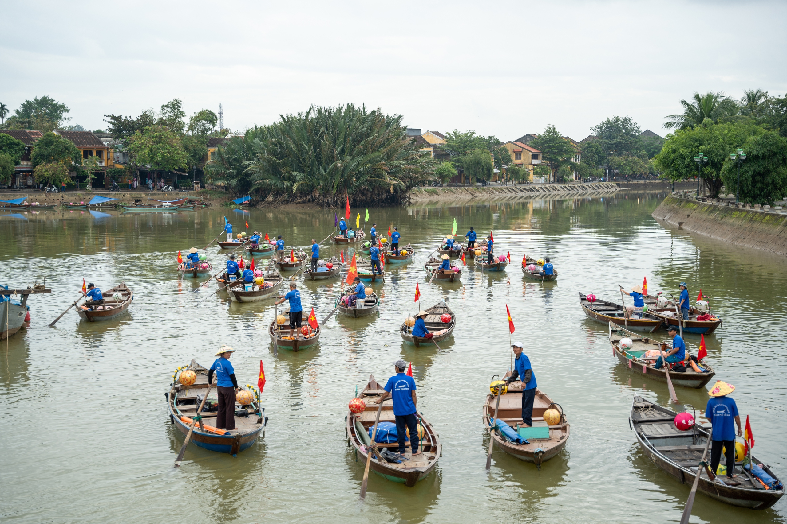 Ghe bơi, x&iacute;ch l&ocirc; diễu h&agrave;nh kỷ niệm 25 năm Hội An l&agrave; di sản thế giới- Ảnh 5.