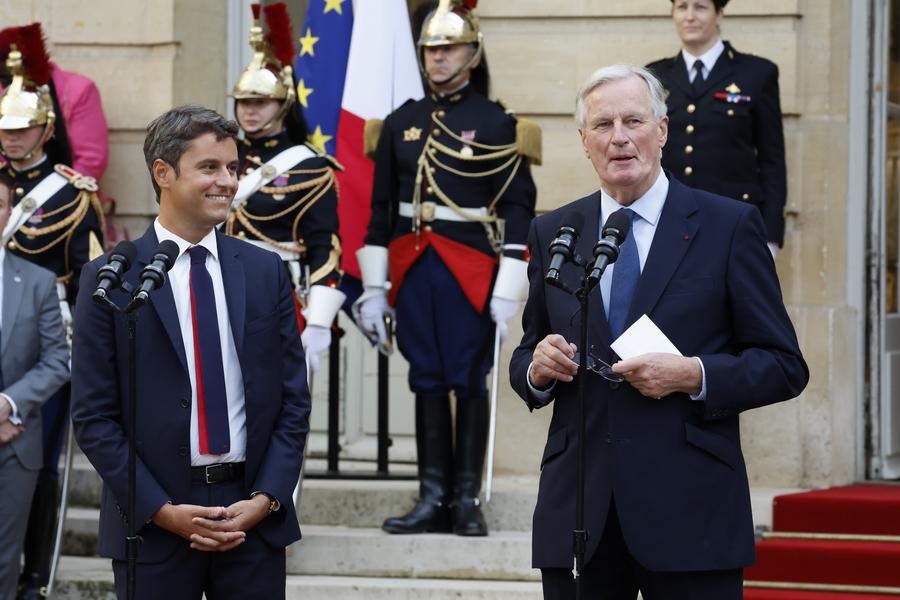 Thủ tướng mới được bổ nhiệm Michel Barnier (phải, h&agrave;ng đầu) tham dự lễ b&agrave;n giao tại Kh&aacute;ch sạn Matignon ở Paris, Ph&aacute;p, v&agrave;o ng&agrave;y 5-9. Ảnh" Henri Szwarc/T&acirc;n Hoa X&atilde;